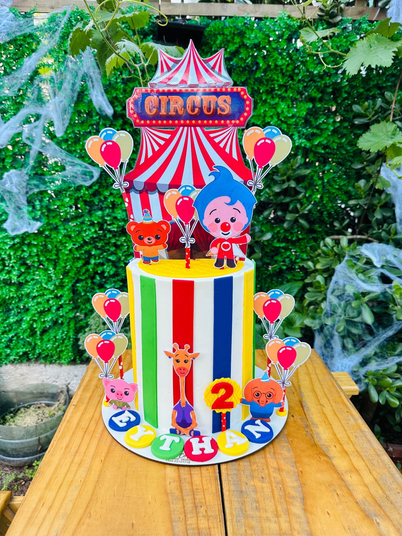 Torta personalizada temática de circo con globos y figuras