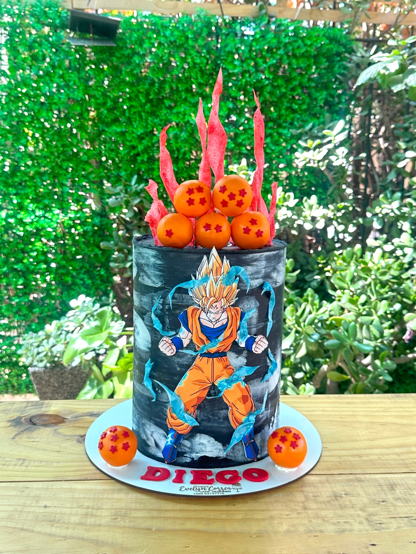 Torta personalizada temática anime con esferas y llamas
